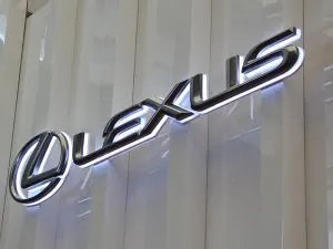 Lexus automobiļu veikala zīmes