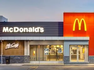 McCafe mazumtirdzniecības restorāna izkārtni
