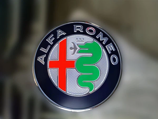 Alfa Romeo automobiļu veikala izkārtnes